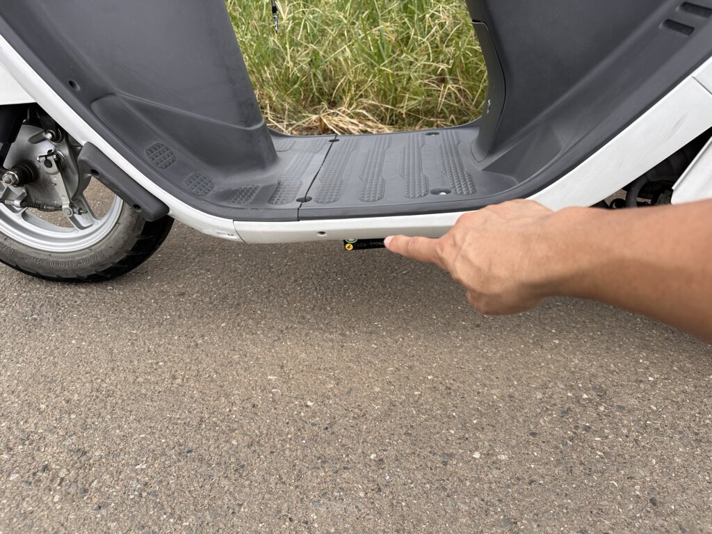 ジャイロキャノピーの車台番号の位置を示す写真。ステップの下にあります。