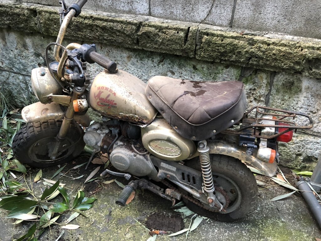 自宅の庭に放置していたサビてしまいタンクに穴が空いてしまったモンキーの写真