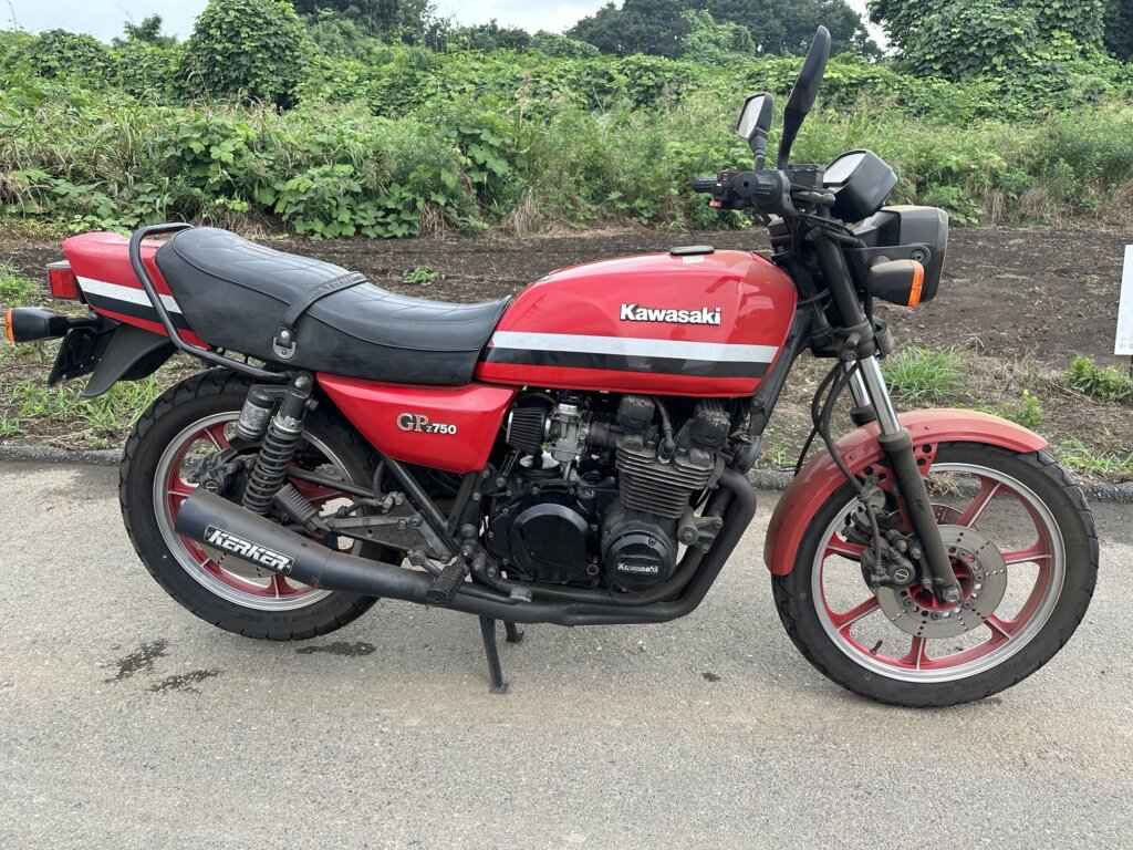 カワサキ Z750GPの右側面。KERKERマフラーが装着された状態。