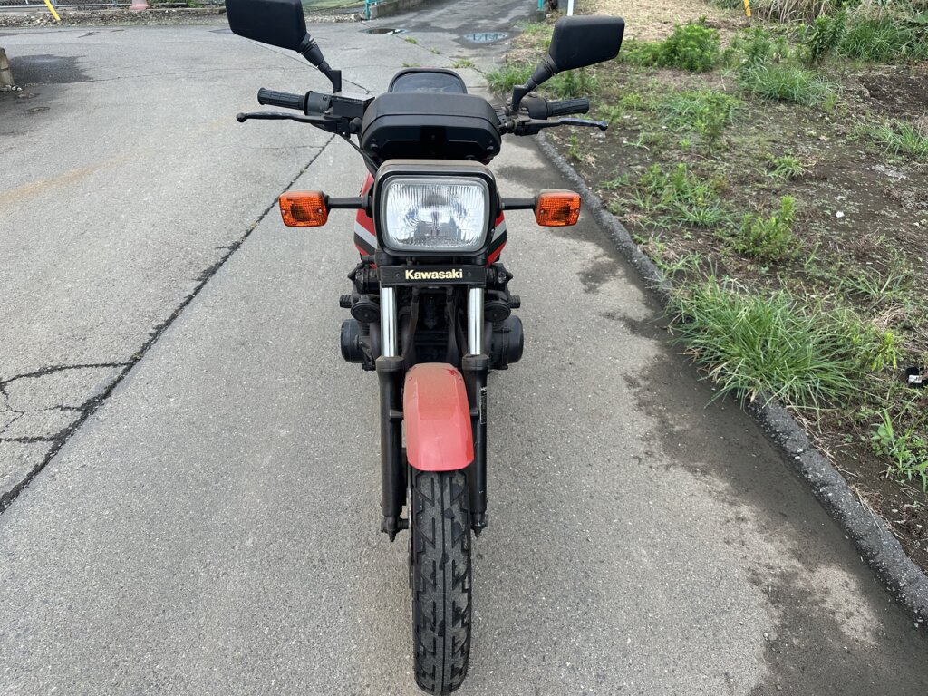 カワサキ Z750GPのフロントビュー。ヘッドライトとウィンカーが見える状態。