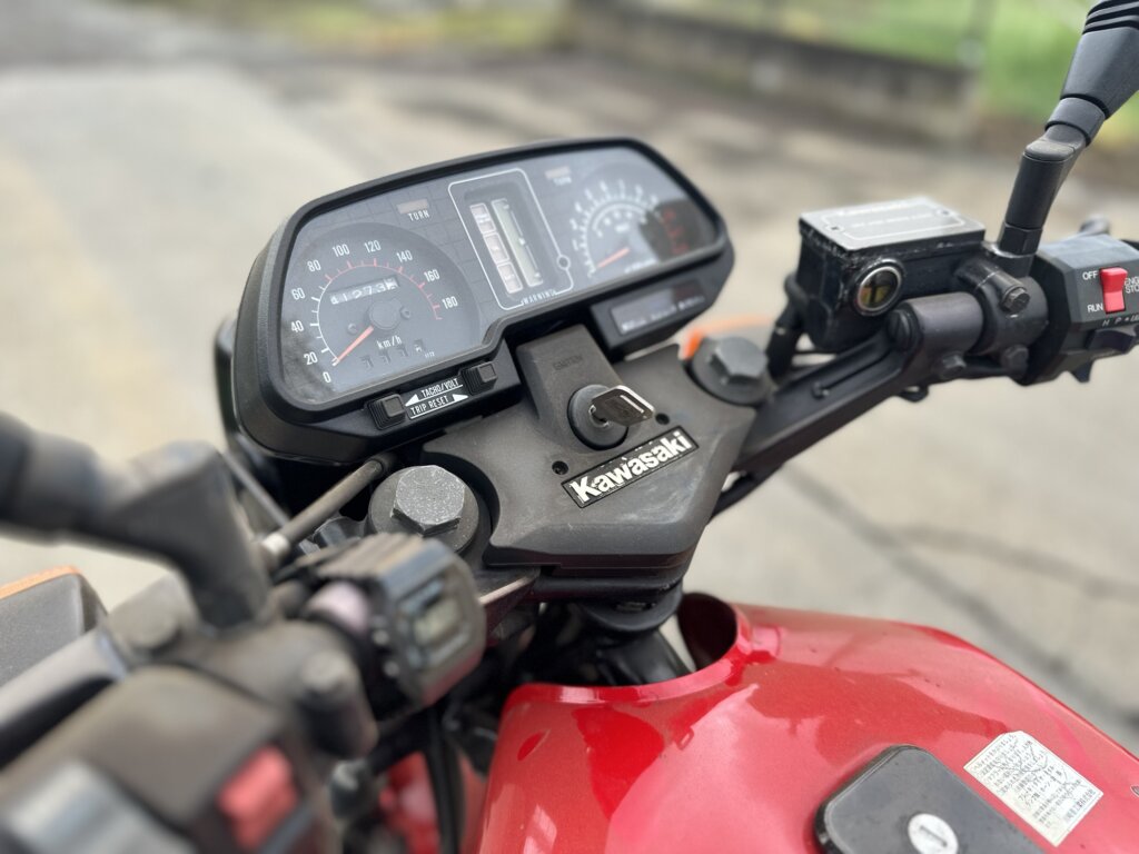 カワサキ Z750GPのメーターパネル。速度計と回転計が中央に配置されています。