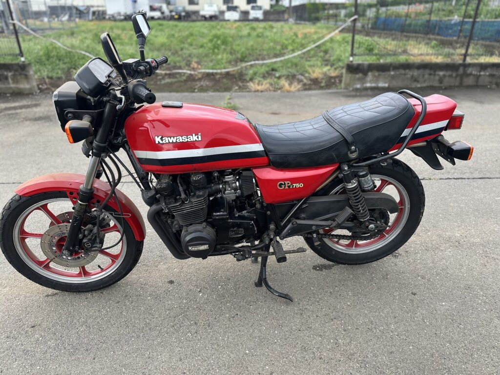 カワサキ Z750GPの左側面。赤いタンクとシートが特徴的なデザイン。
