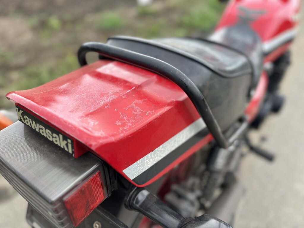 カワサキ Z750GPのリアキャリアとシート部分。塗装部の劣化及び細かな擦り傷が確認できる。