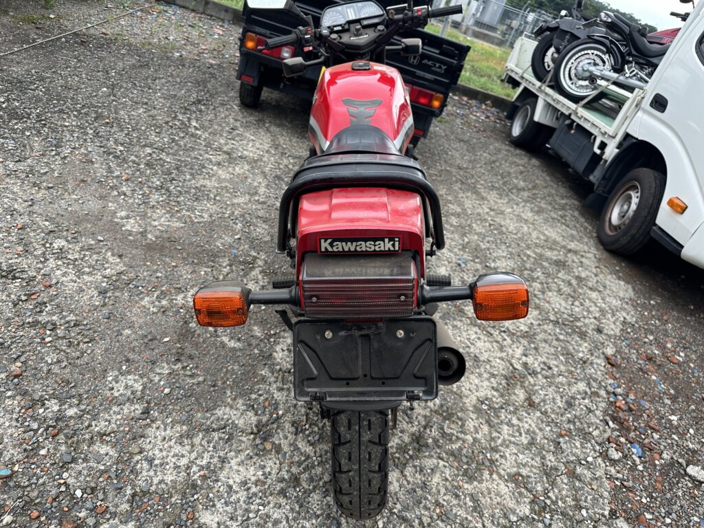 カワサキ Z750GPの後方写真。リアフェンダーとテールランプが写っています。