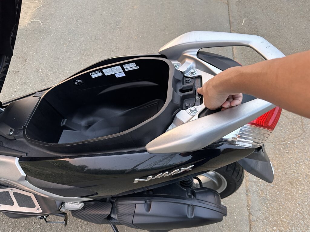 N-MAX車台番号の位置はシートを開けてタンデムグリップ付け根あたりに打刻があります