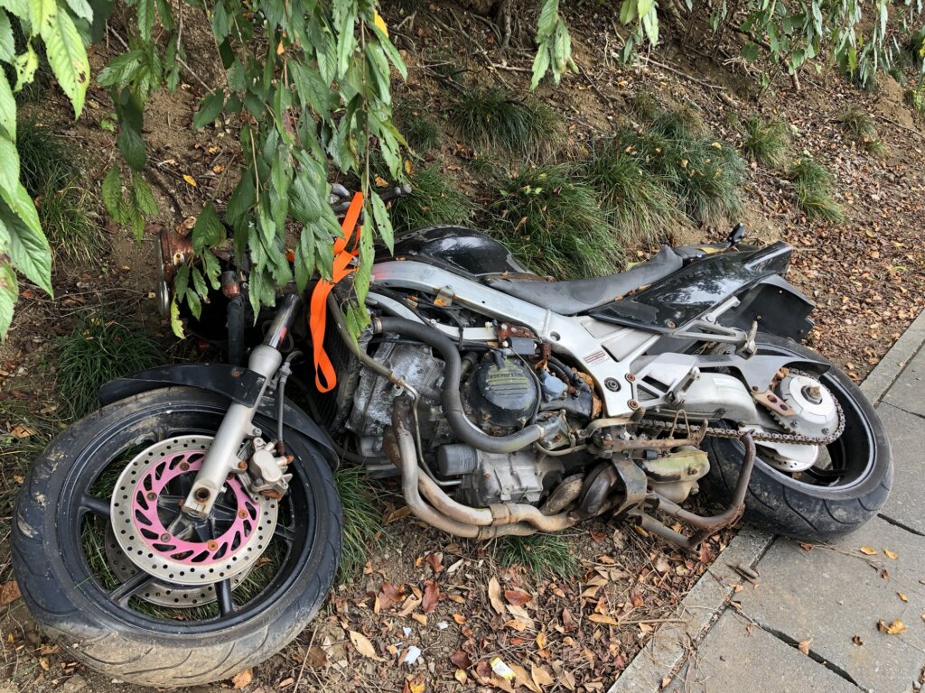 事故車として放置され、錆びついた大型バイク。不動車の処分例