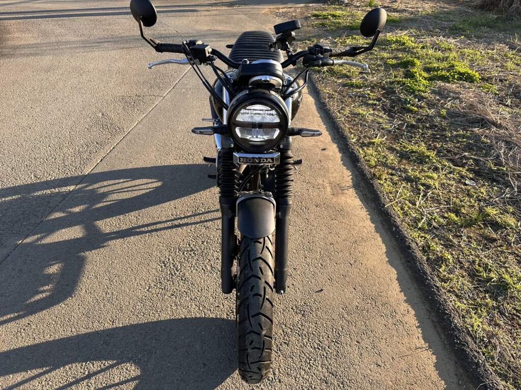 ホンダGB350Sの正面ビュー。LEDヘッドライトとハンドルバーエンドに取り付けされた社外製ミラーが特徴。