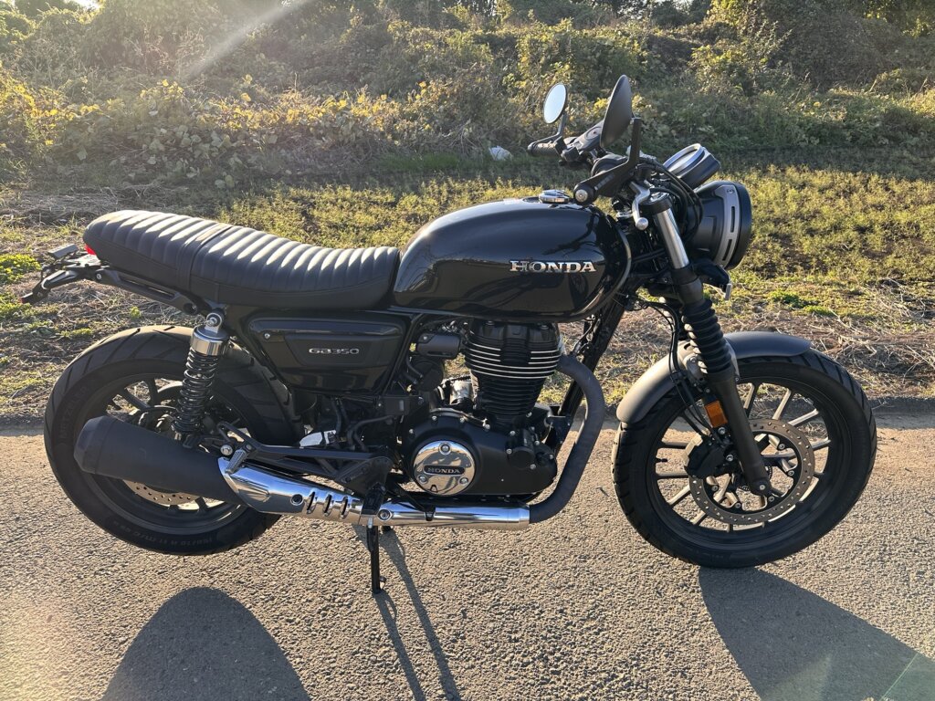 ホンダGB350Sの右サイドビュー。カスタムシートとフェンダーレスが装着され、外装が良好な状態。