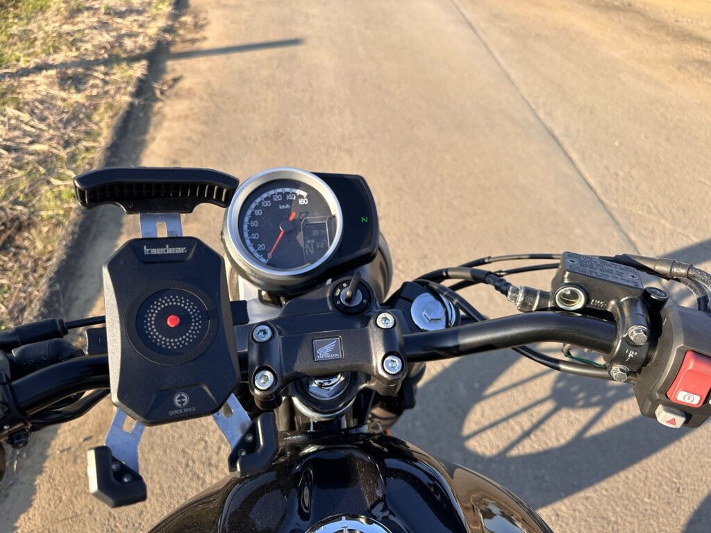 ホンダGB350Sのメーターとハンドル周り。カスタムスマホホルダーを装備。