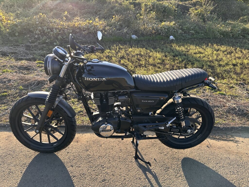ホンダGB350Sの左サイドビュー。カスタムシートとヨシムラ製フェンダーレスキットを装着。