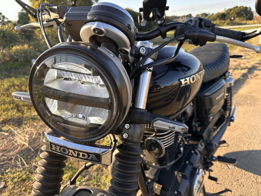 ホンダGB350Sのフロントビュー。LEDヘッドライトと社外製ミラーが特徴的。