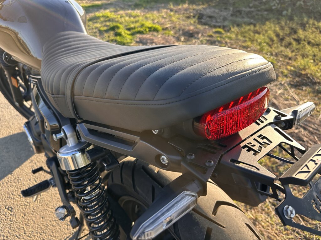 ホンダGB350Sのリア周辺。カスタムシートとヨシムラ製フェンダーレスが装着された状態。