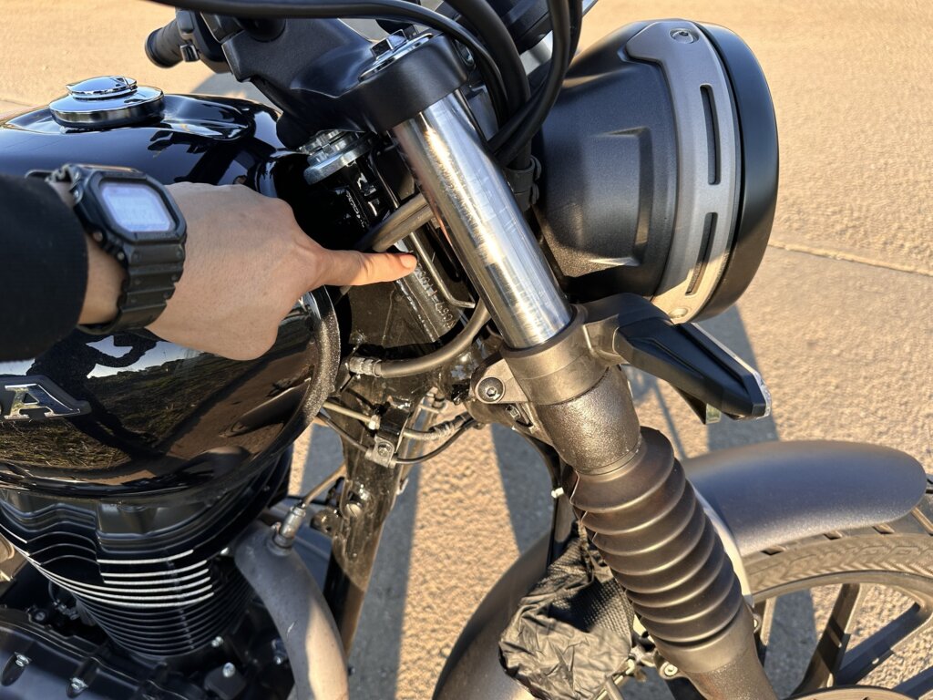 GB350Sの車台番号の位置
車体右側のフレームとフロントフォークの付け根に打刻されています