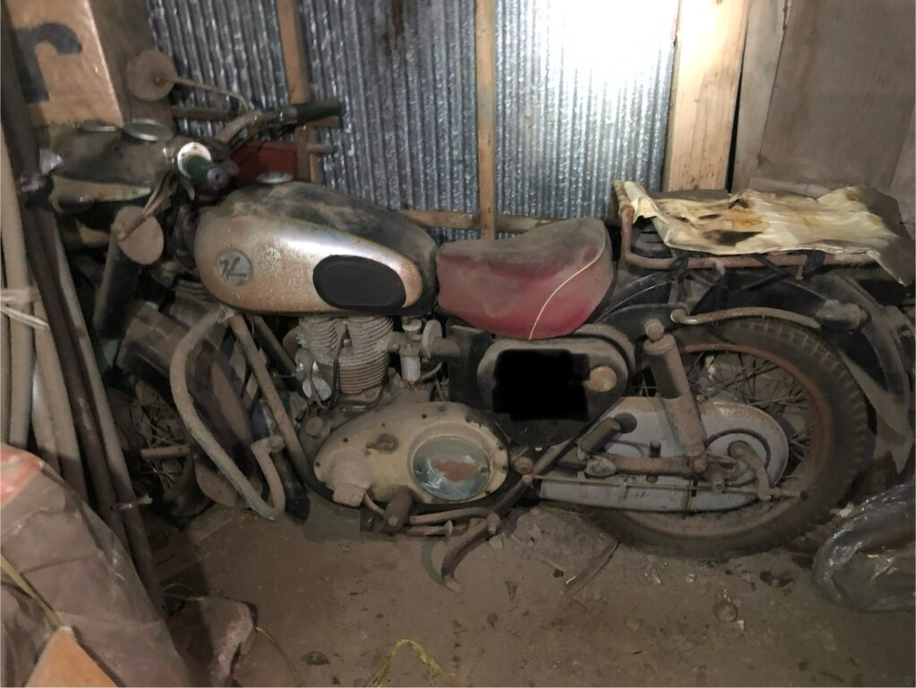 倉庫に放置されていた旧式バイク。古いバイクでも査定可能