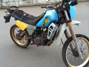 10年以上放置され、錆びや劣化が目立つヤマハ DT125の全体写真。不動車ながらも再利用可能な部品が残るバイク。