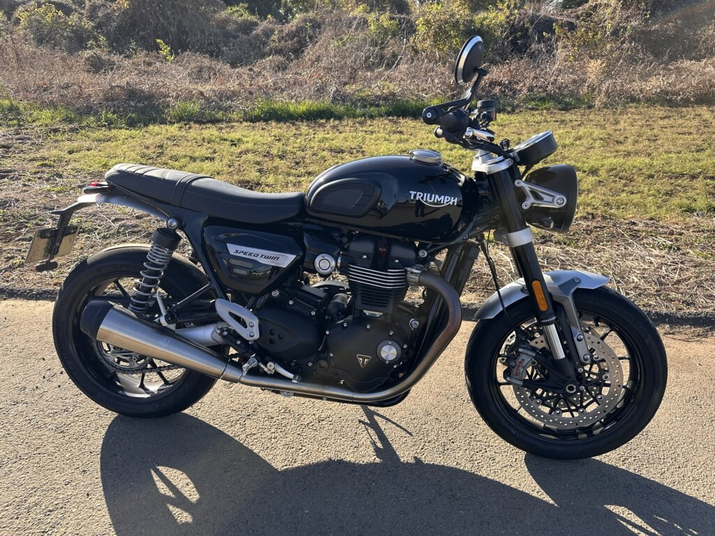 スピードツイン1200の右側面ビュー。