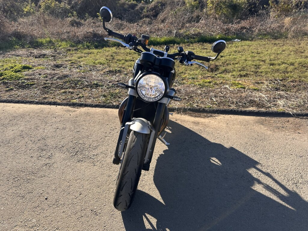 正面から撮影されたスピードツイン1200。