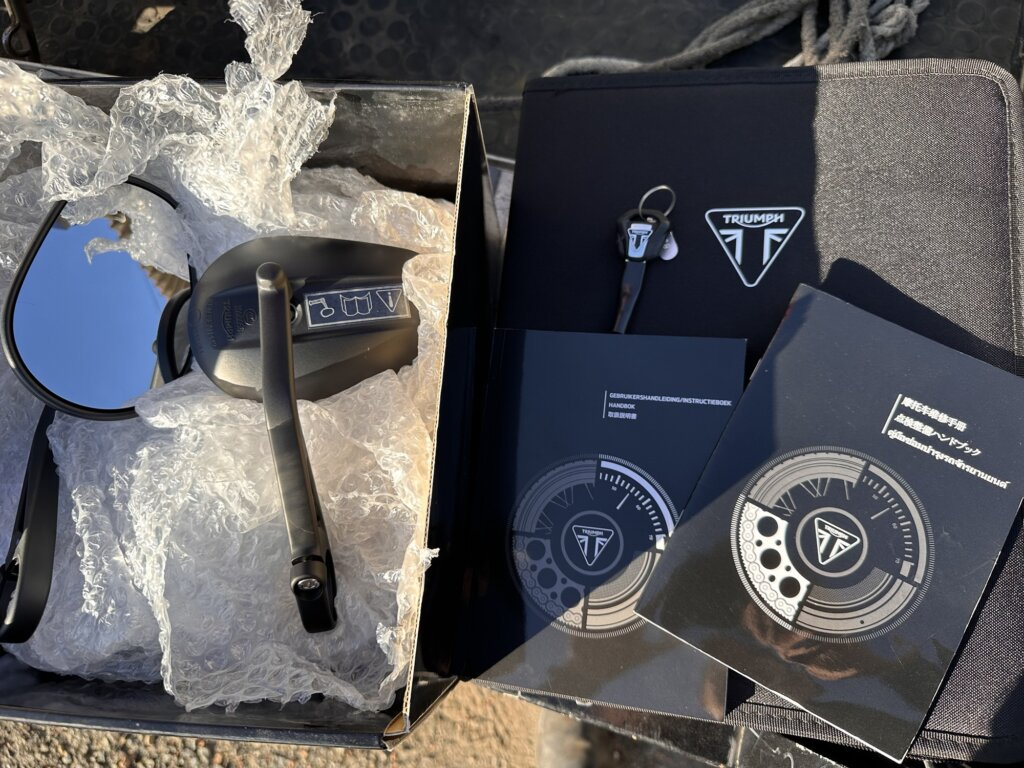 トライアンフ スピードツイン1200の純正付属品セット。