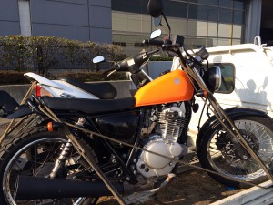 「スズキ グラストラッカービッグボーイ 後期モデルのバイク買取事例。鮮やかなオレンジタンクとブラックのフレームが映えるデザイン。