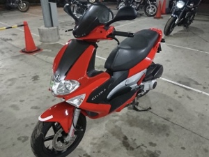 ジレラランナーVX125RSTのフロントビュー。鋭いヘッドライトが目を引くデザイン。