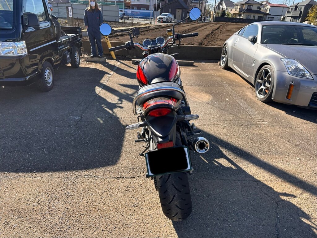 カワサキ Z900RS 50周年記念モデルの後方写真。クラシックデザインのリアビュー。