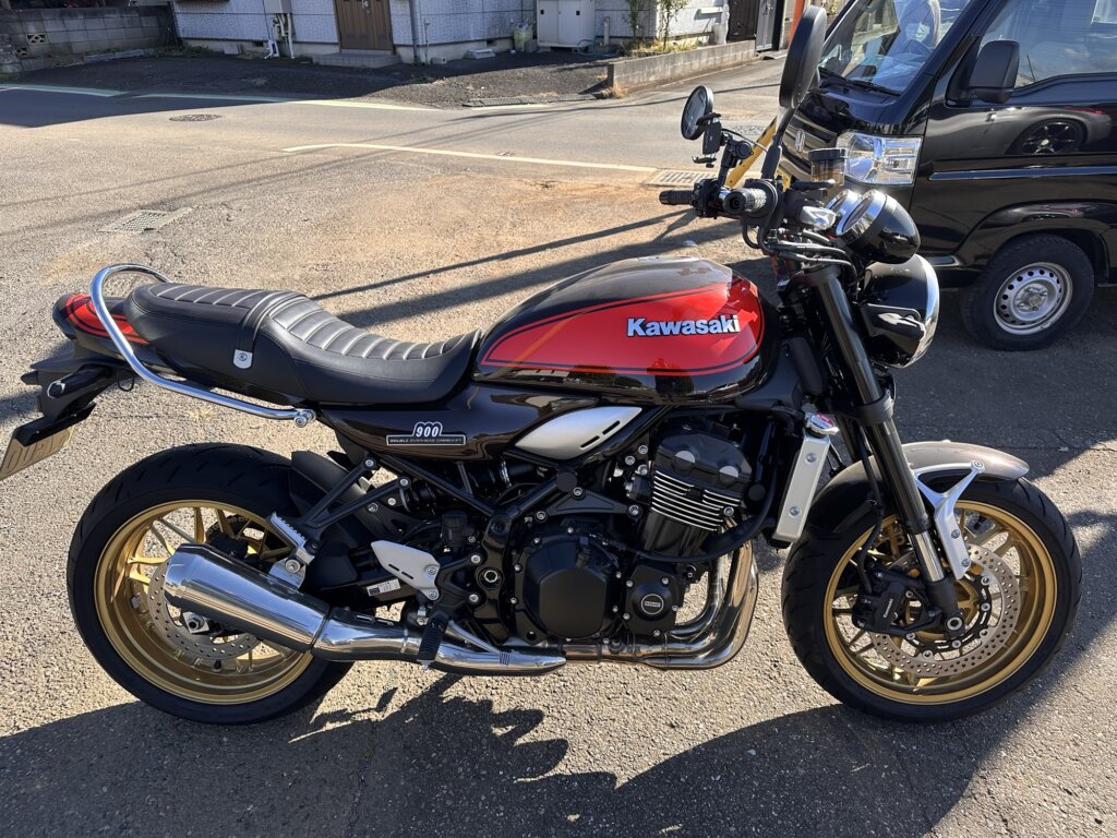 カワサキ Z900RS 50周年記念モデルの右側面写真。クラシカルな雰囲気を演出。