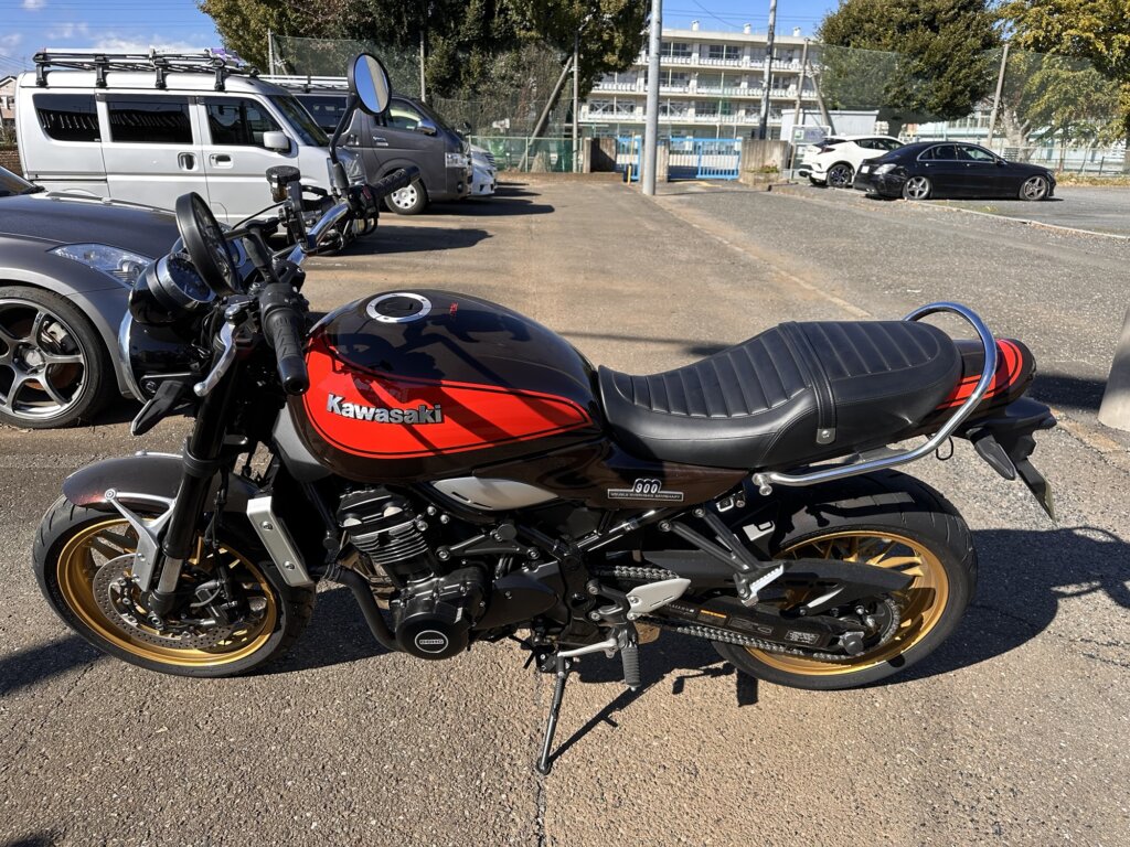 カワサキ Z900RS 50周年記念モデルの左側面写真。赤と黒の塗装が特徴的。