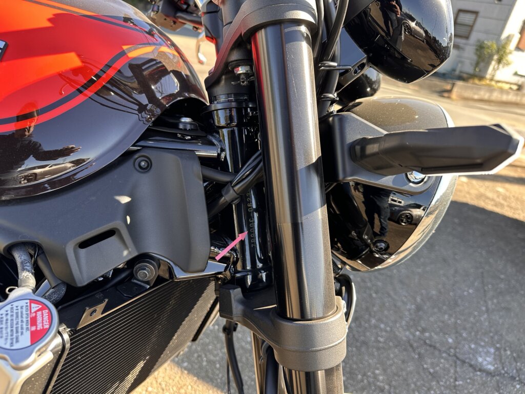 カワサキ Z900RS 50周年記念モデルのフロントフォーク部分の写真。塗装も美しい状態。矢印の先に車台番号が打刻されています。