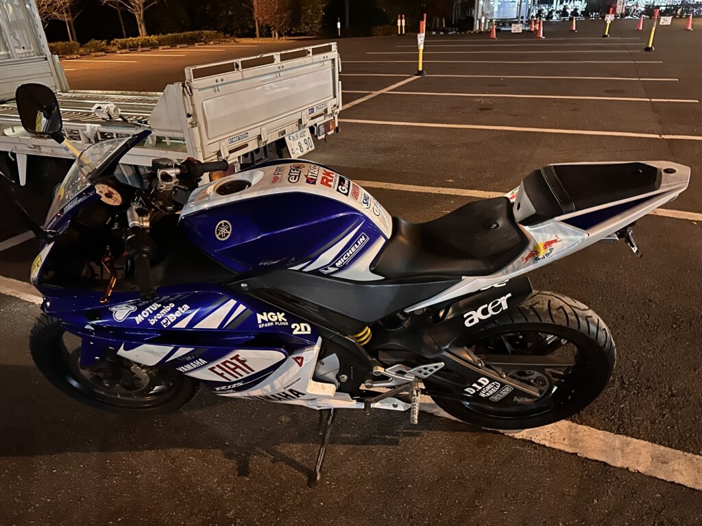 ヤマハ YZF-R125の左側面写真。フィアットロゴ入りのカウルデザイン。