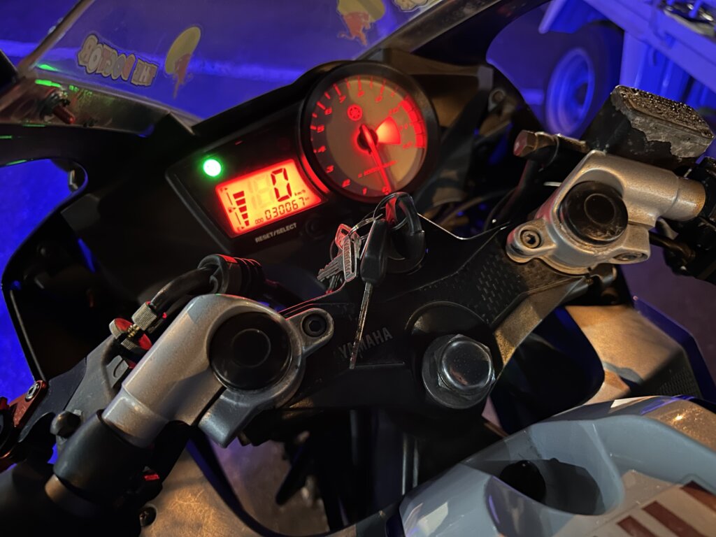  ヤマハ YZF-R125のメーター周辺。アナログとデジタルが融合したデザイン。
