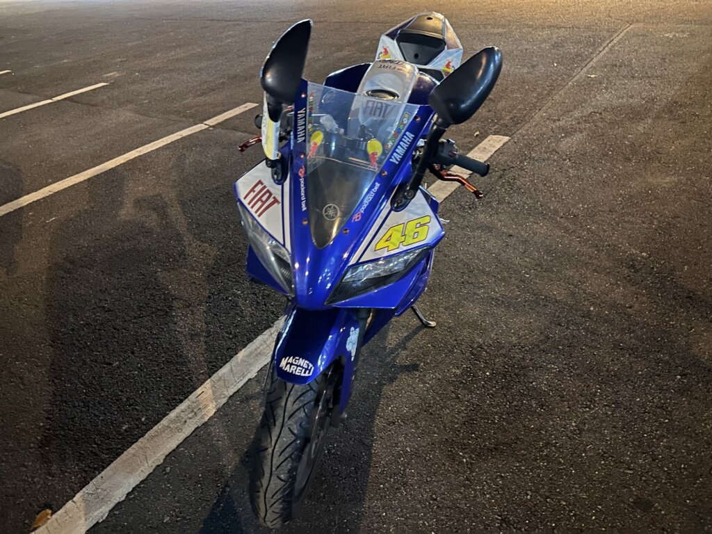 ヤマハ YZF-R125のフロントビュー。鋭いデザインのヘッドライトとエアインテーク。