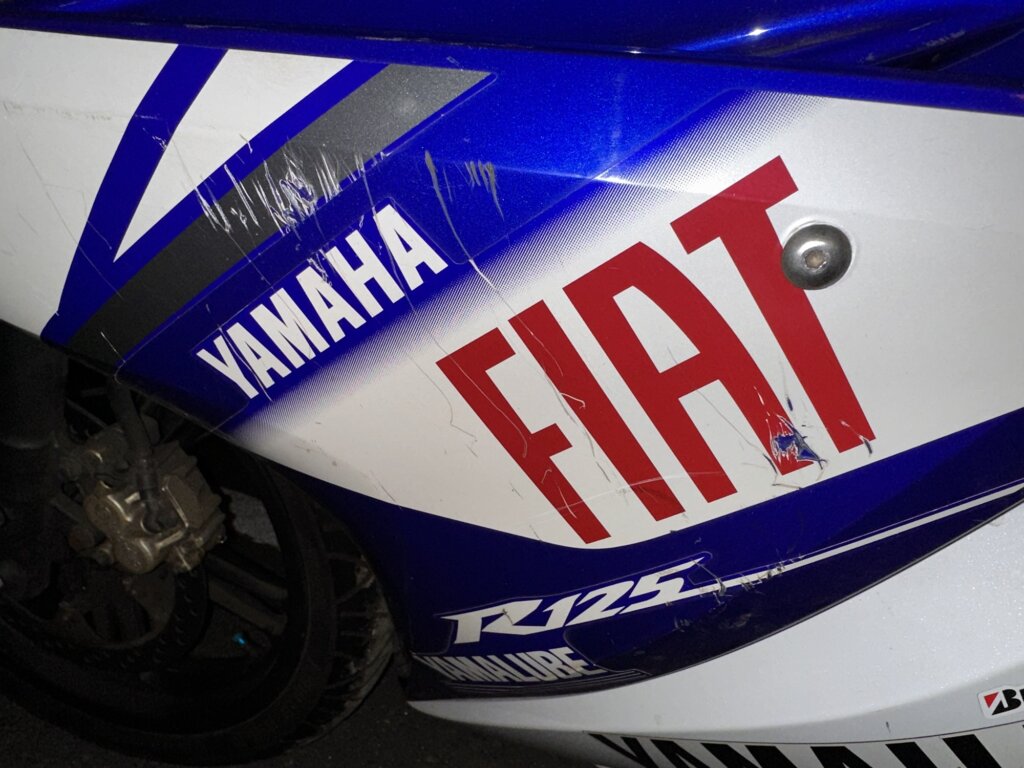ヤマハ YZF-R125のカウルに見られる傷のクローズアップ写真。