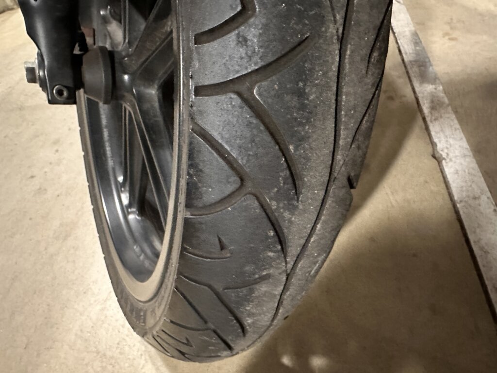 マハ YZF-R125のリアタイヤ。交換後で良好な状態。