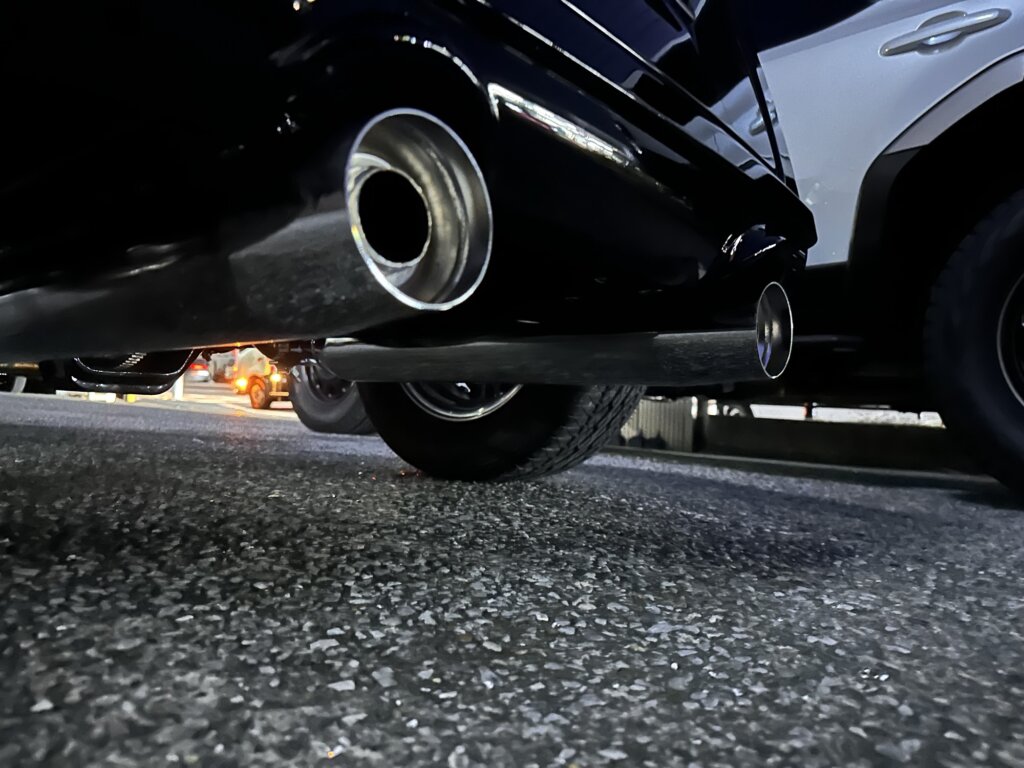 ハーレーダビッドソン トライグライドウルトラ 2024年モデルのデュアルマフラー。車体の下部から撮影された角度で、クローム仕上げが光るマフラーのディテールを強調しています。