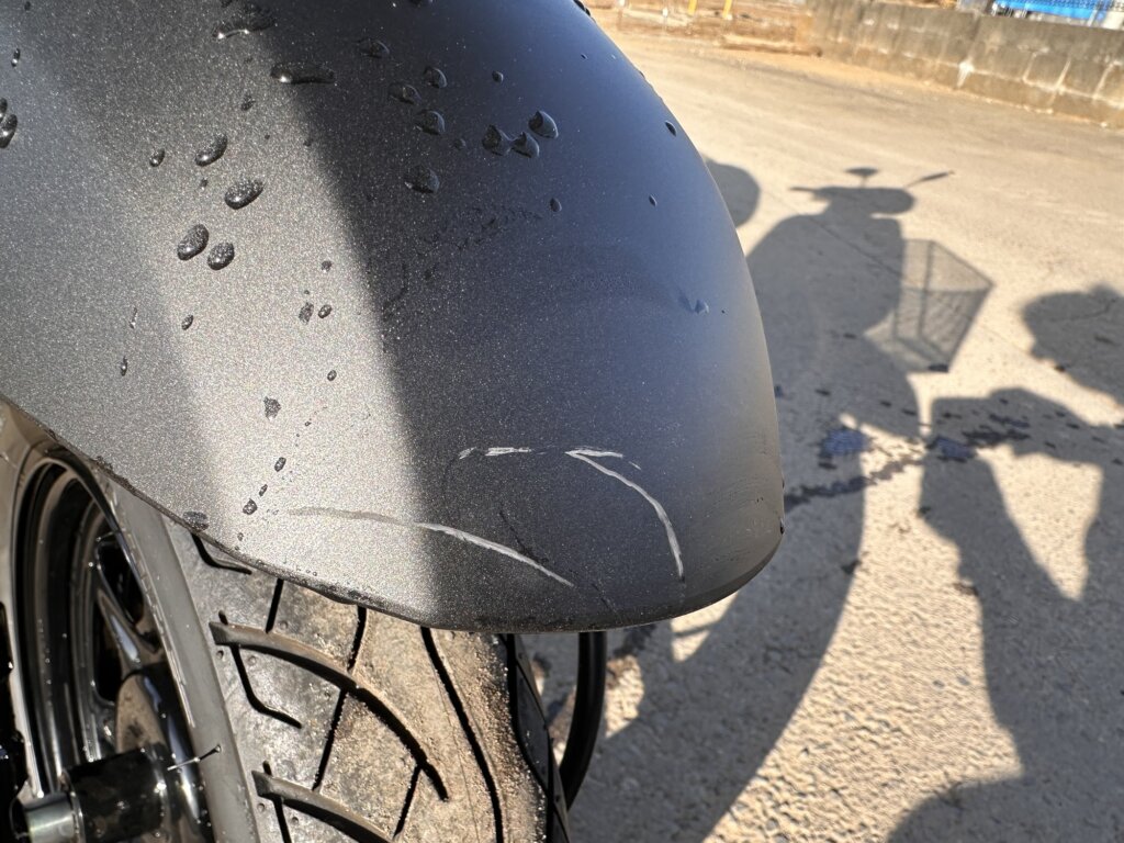 ホンダ タクトのフロントフェンダー部分。小さな傷が写されている近接写真。