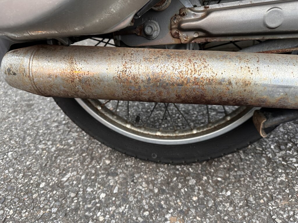 ホンダ・スーパーカブ50 カブラ仕様のマフラー部分。錆が広がっているが、修理・交換による再生が可能。