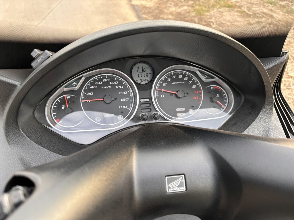 シルバーウィング600GTのメーターパネル。アナログとデジタル表示が組み合わさった計器。