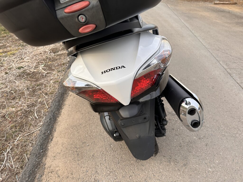 シルバーウィング600GTの後方写真。大型リアキャリア付きで積載性が向上。
