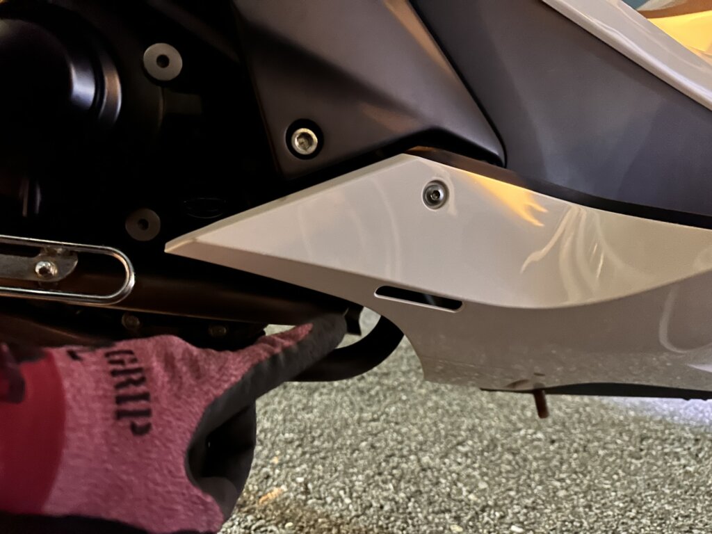 シルバーウィング600GTの車台番号確認用の穴のクローズアップ。フレームに刻印された車台番号がこの位置にある。