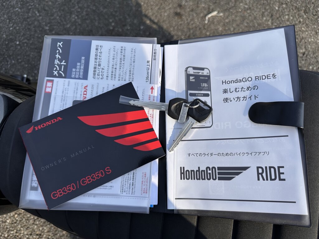 ホンダGB350Sのオーナーズマニュアル、HondaGO書類、メンテナンスノート、スペアキー2本が揃った画像