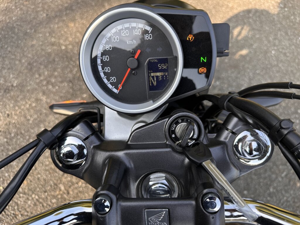 ホンダGB350Sのメータークローズアップ。走行距離を示すODOは592kmで、状態の良さを物語っている