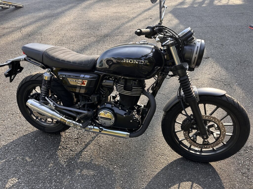 ホンダGB350Sを左側から撮影した画像。クロームのマフラーとクラシックなタンクデザインが際立つ