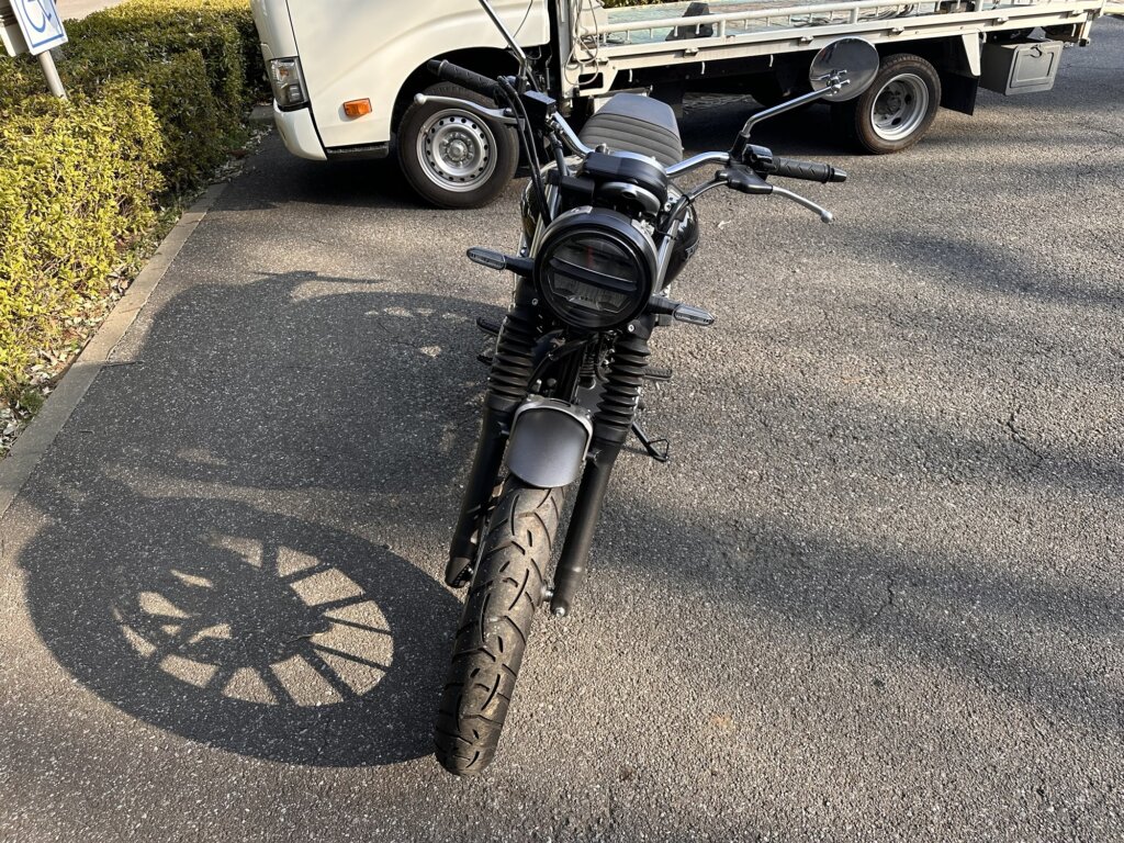 ホンダGB350Sの正面写真。LEDヘッドライトとワイドハンドルが印象的なフロントスタイル