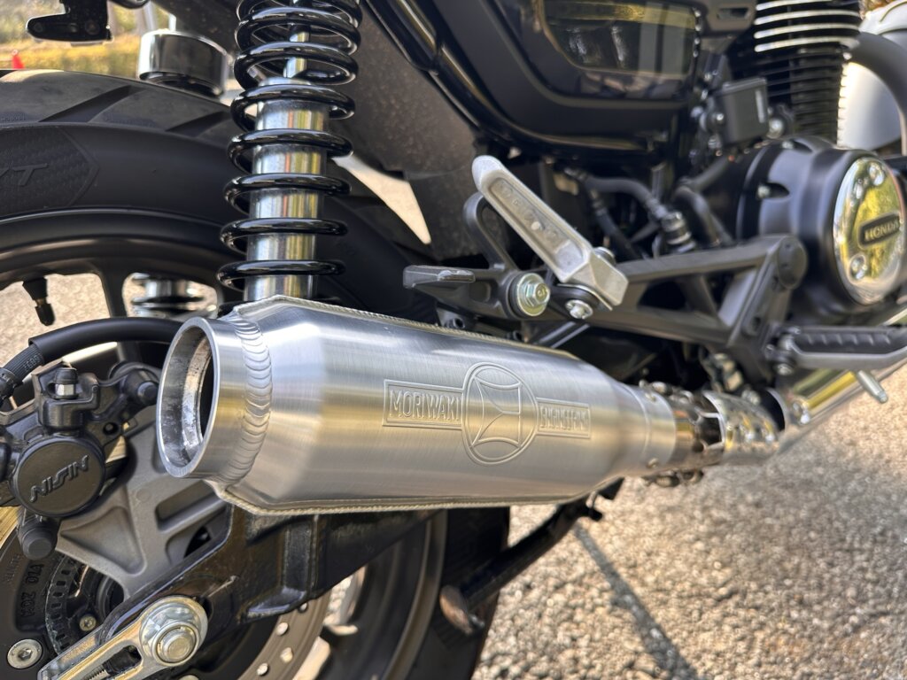 ホンダGB350Sに装着されたモリワキ製カスタムマフラーのクローズアップ。エンブレム付き