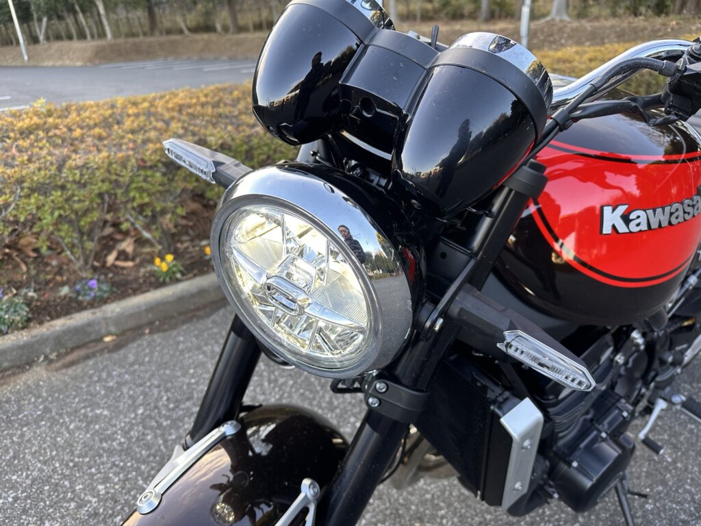 カワサキZ900RS 50thのヘッドライトとメーター周りのクローズアップ写真