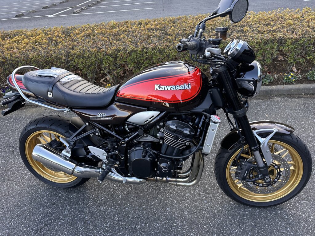 カワサキZ900RS 50thの車体右側全体写真 ゴールドホイールと火の玉カラー