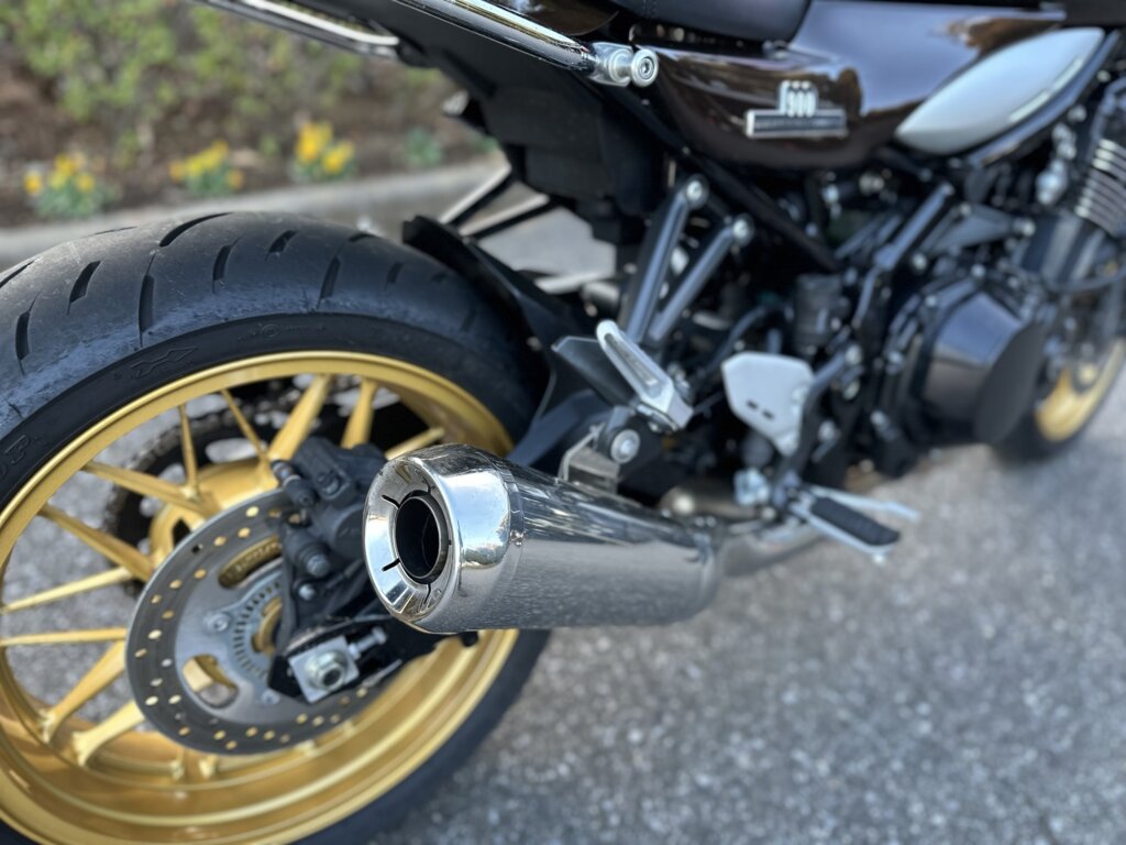 カワサキZ900RSのリアホイールとマフラーのクローズアップ写真 ゴールドホイール