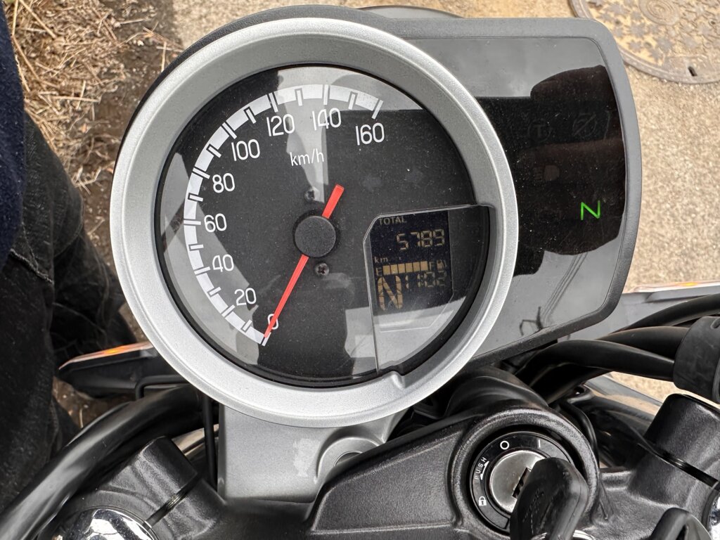 ホンダGB350Sのメーター写真。走行距離5790kmを表示。