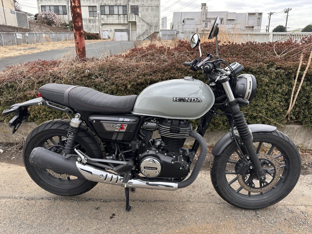 ホンダGB350Sの右側全体写真。低走行らしくエンジン周辺もきれいな状態。