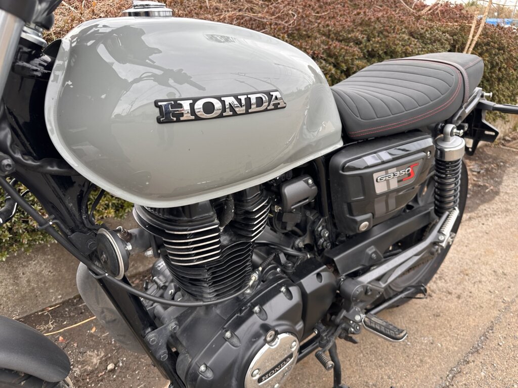 ホンダGB350Sのタンクとエンジン周辺のアップ写真。塗装と機関の状態が分かる。
